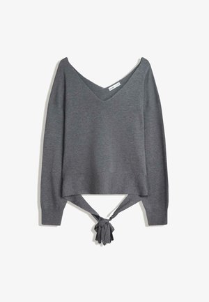 Pull gris court en tissu doux, avec un large col en V et un détail noué à la taille, des manches longues et des poignets côtelés.