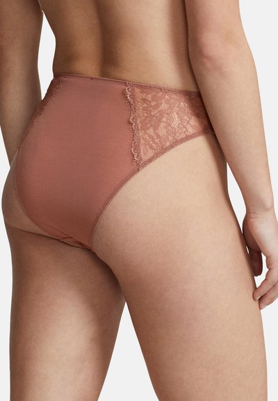 Korkeavyötäröiset alushousut hillityssä ruusunteräksessä, joissa on pitsi-paneelit sivuilla, sileä kangas ja saumaton viimeistely reunoissa.