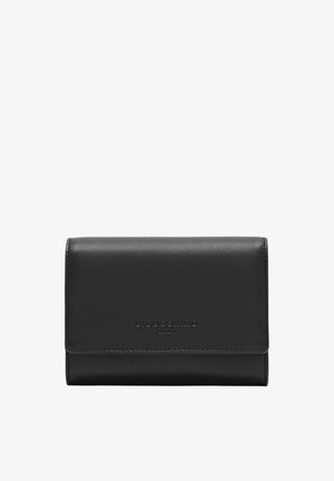 Czarny skórzany portfel o gładkiej teksturze, starannie szytych brzegach i wytłoczonym logo marki z przodu. Kompaktowy, prostokątny kształt.