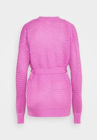 Rosa stickad långärmad cardigan med strukturerad mönster och ett matchande bälte knutet i midjan, visad bakifrån.