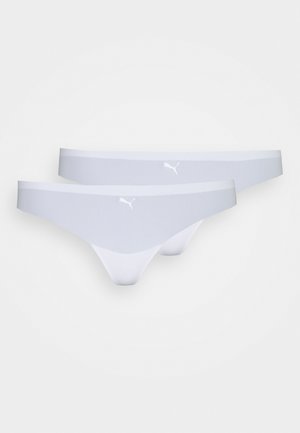 Dva para svijetlosivog tangi donjeg rublja izrađenog od glatkog materijala, svaki s bijelim Puma logotipom sprijeda i minimalističkim dizajnom.