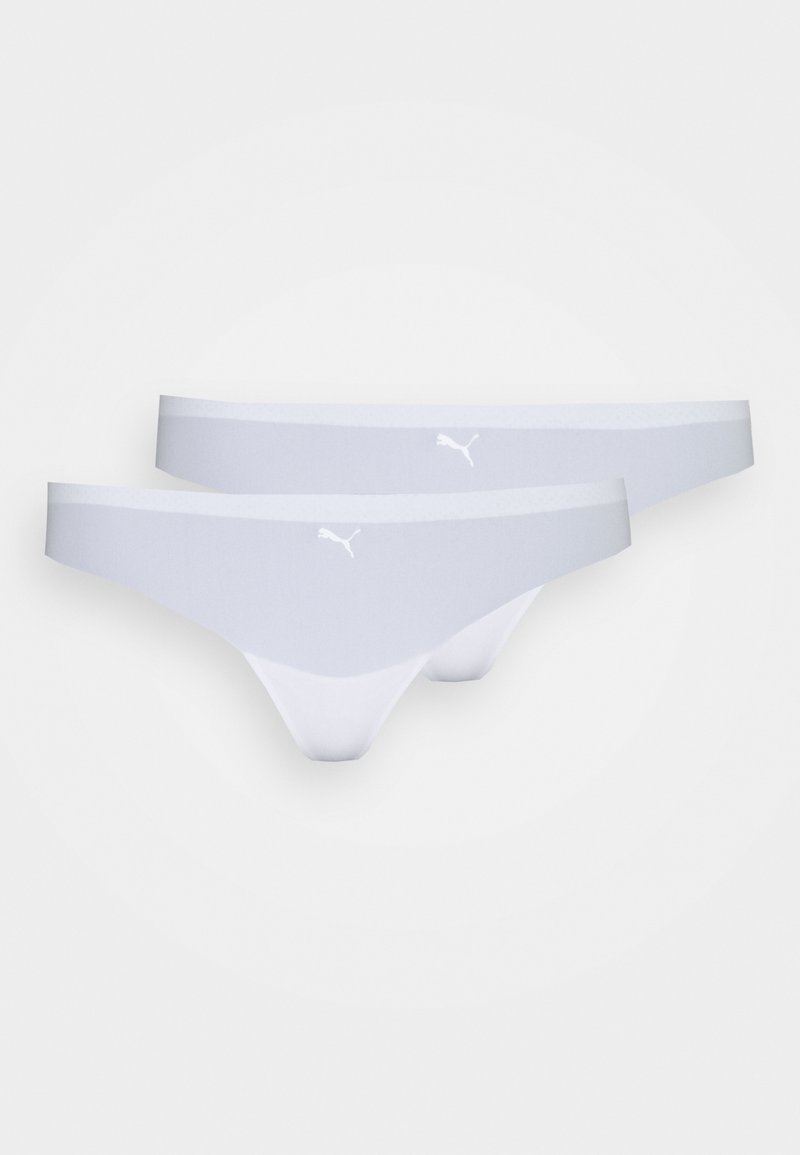 To par med lys gråt truse med tanga-design laget av et glatt stoff, hver med en hvit Puma-logo foran og et minimalistisk design.