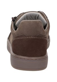 Braune Wildlederschuhe für den Alltag mit gestickten Details, gepolstertem grauem Innenfutter und dicker Gummisohle, von hinten betrachtet.