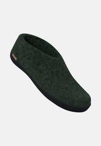 Pantoufle en feutre vert foncé avec semelle noire et ouverture basse à la cheville, présentée sur un fond clair.