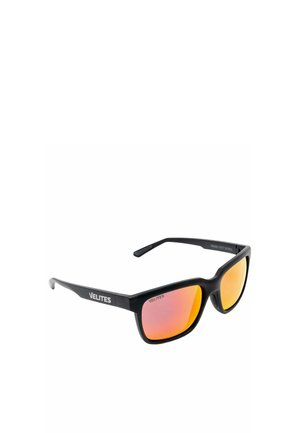 Gafas de sol Velites con montura negra, lentes reflectantes naranjas, forma rectangular y logo de Velites en las patillas y en la lente.