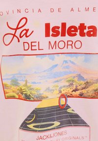 Rozā kokvilnas T-krekls ar grafisku dizainu, kurā ir uzraksts "La Isleta Del Moro." Ietver ainavas ilustrāciju un krāsainus akcentus.