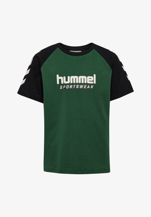Grøn bomulds T-shirt med sorte raglanærmer, der har et hvidt "hummel Sportswear" logo og chevronmønstre på ærmerne.