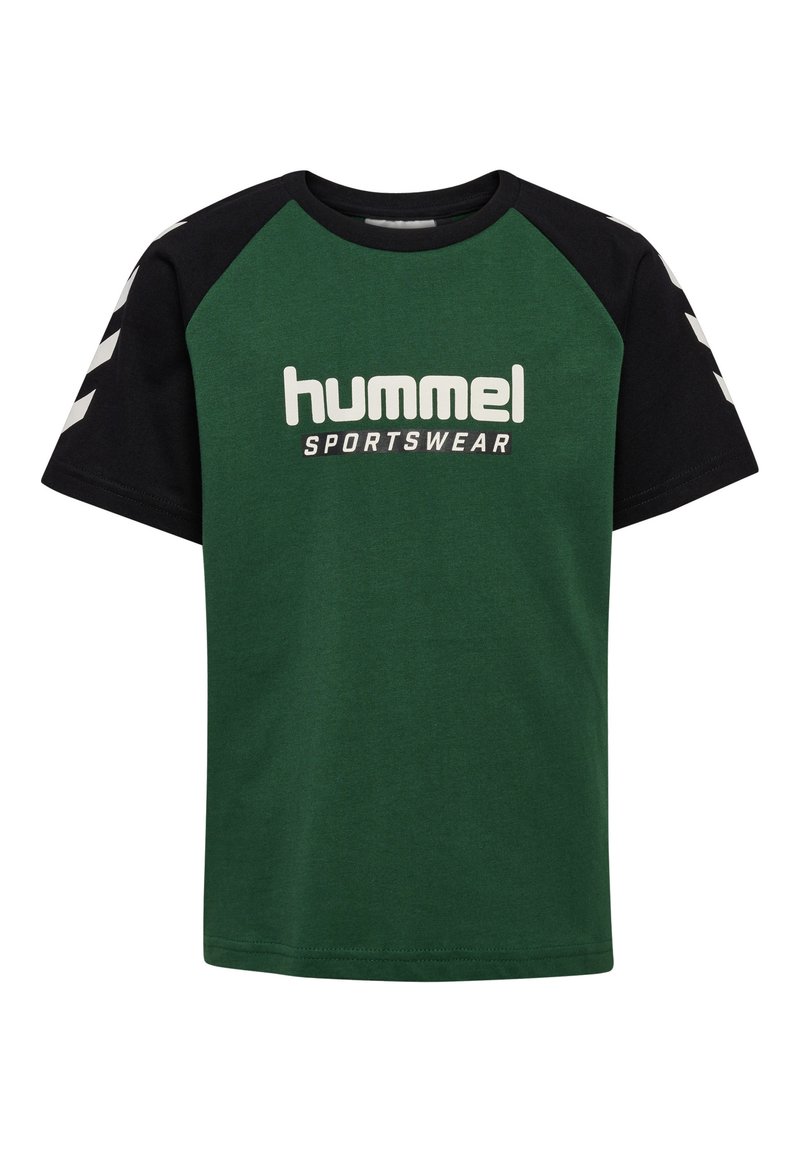 Grön bomullströja med svarta raglanärmar, med en vit "hummel Sportswear"-logotyp och chevronmönster på ärmarna.