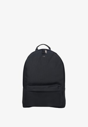 Czarny plecak nylonowy w zaokrąglonym kształcie, z przednią kieszonką i podwójnymi zamkami. Posiada górny uchwyt oraz subtelne logo marki z przodu.