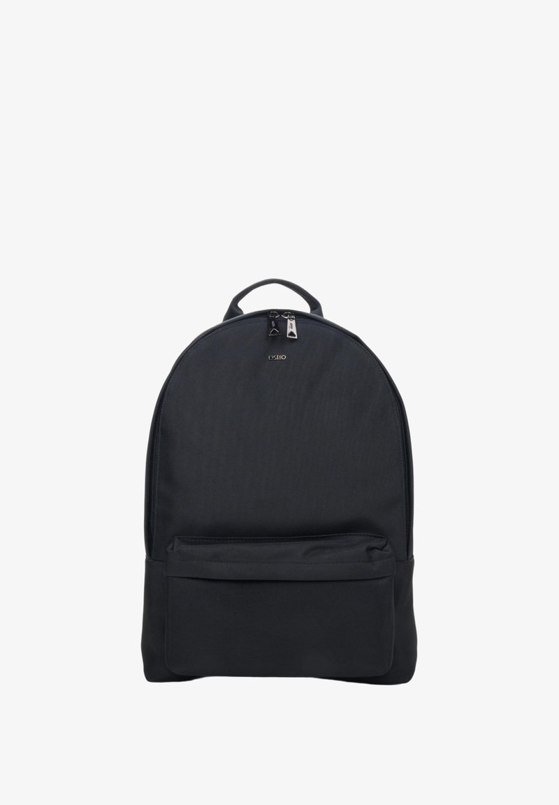 Czarny plecak nylonowy w zaokrąglonym kształcie, z przednią kieszonką i podwójnymi zamkami. Posiada górny uchwyt oraz subtelne logo marki z przodu.