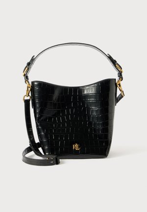 Sac en cuir noir à motif crocodile, de forme courbée, avec des accents en métal doré, une bandoulière ajustable et un détail de logo à l'avant.