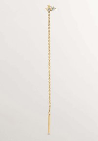 Pendiente de cadena de oro con un diseño delicado, que presenta dos piedras transparentes en la parte superior y un colgante de barra vertical delgada colgando debajo.