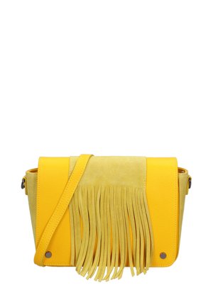 Borsa a tracolla gialla realizzata in pelle texturizzata e suede, con dettagli di frange sul risvolto e una lunga tracolla regolabile.