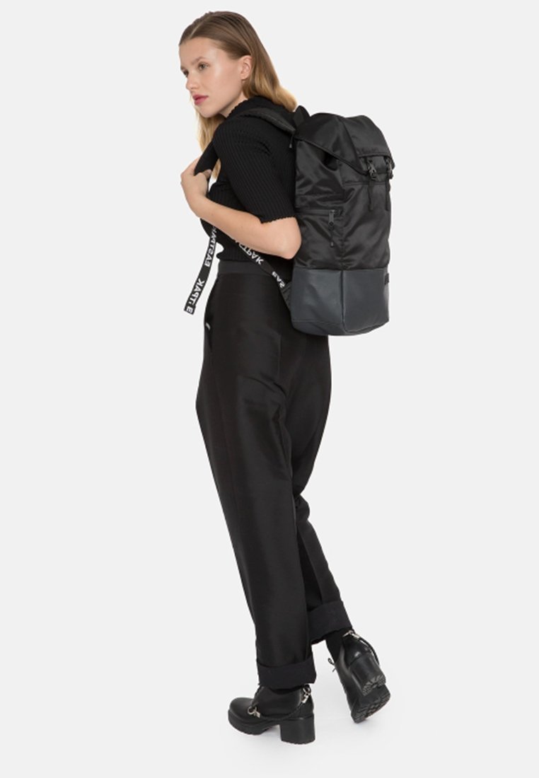 eastpak bust merge