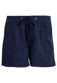 Marineblauwe shorts met witte verticale strepen, elastische tailleband, trekkoordsluiting en twee zijzakken. Levensstijlachtige textuur.