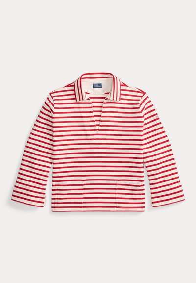 Λευκό πουλόβερ με μακριά μανίκια και κόκκινες οριζόντιες ρίγες, ανοιχτός γιακάς και δύο μπροστινές τσέπες, απλωμένο σε λευκό φόντο.