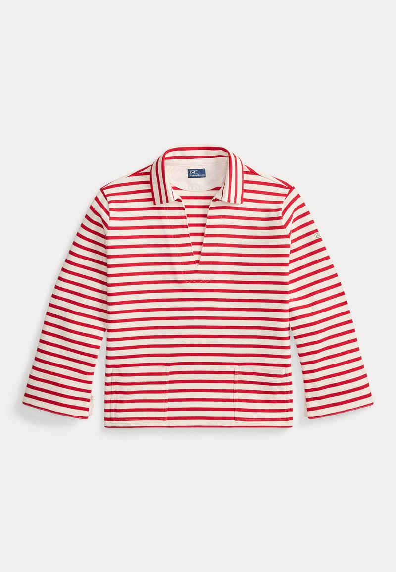 Langärmliger, weißer Pullover mit roten horizontalen Streifen, offenem Kragen und zwei Vorder-taschen, flach auf weißem Hintergrund liegend.