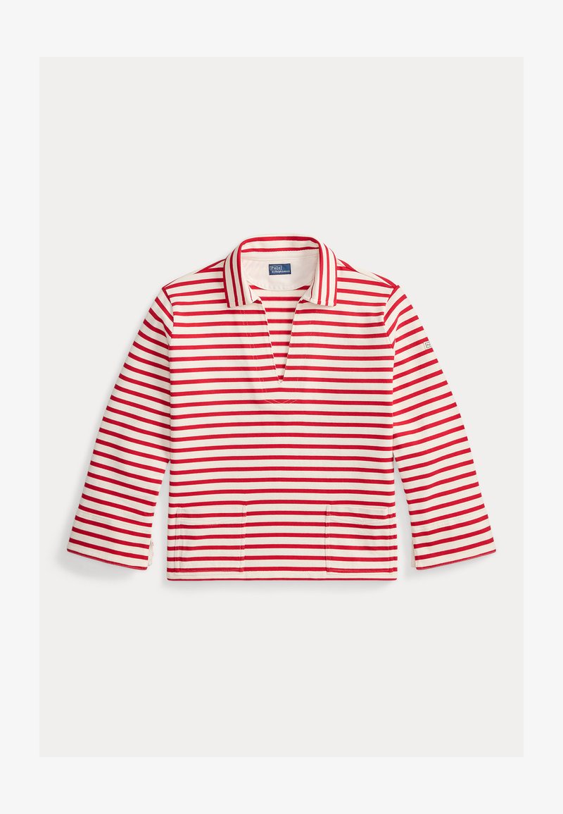 Langärmliger, weißer Pullover mit roten horizontalen Streifen, offenem Kragen und zwei Vorder-taschen, flach auf weißem Hintergrund liegend.