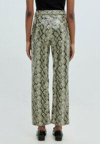 Geprinte wijde broek in een slangenprint ontwerp, met een groen en beige kleurenpalet, een glanzende afwerking en achterzakken.