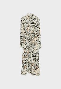 Robe longue présentant un motif zèbre noir et blanc avec des accents marron, fabriquée en tissu léger, comprenant une taille ceinturée et un col.