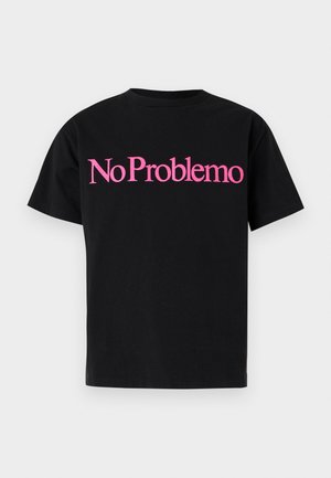 Černé tričko s krátkým rukávem s jasně růžovým nápisem "No Problemo" uprostřed na hrudi na jednobarevném pozadí.