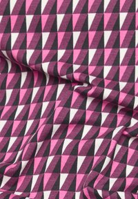 Baumwoll-Stretchstoff mit einem sich wiederholenden geometrischen Muster aus rosa, schwarz und weißen Dreiecken, die im Schachbrettstil angeordnet sind.