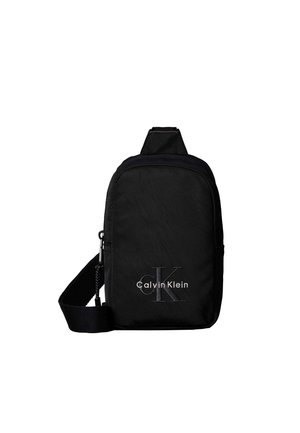 Μαύρο τσαντάκι Calvin Klein crossbody με ρυθμιζόμενο λουρί και μπροστινή τσέπη με φερμουάρ, με το λογότυπο CK κεντημένο σε λευκό και γκρι.