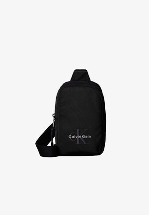 Μαύρο τσαντάκι Calvin Klein crossbody με ρυθμιζόμενο λουρί και μπροστινή τσέπη με φερμουάρ, με το λογότυπο CK κεντημένο σε λευκό και γκρι.