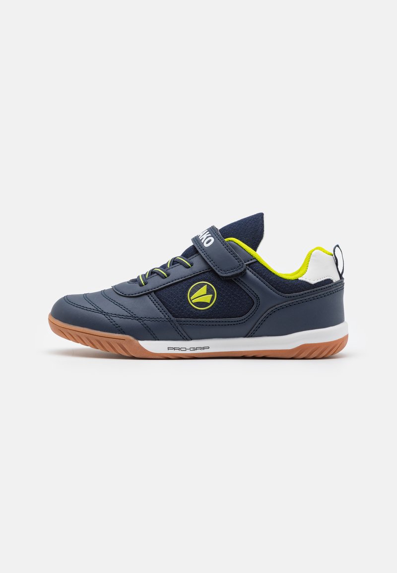 Dunkelblaue Sportschuhe mit weißen und gelben Akzenten, aus synthetischen Materialien gefertigt, mit einem Klettverschluss und einer strukturierten Gummisohle.