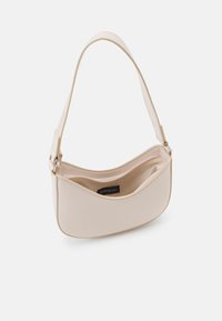 Borsa a spalla beige con un design liscio e strutturato e una forma curva. Presenta una sola tracolla regolabile e una tasca con zip interna.