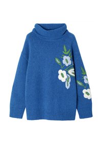 Pulover tricotat albastru cu guler înalt, având broderie florală albă și verde pe mâneca stângă. Material texturat, croi lejer.
