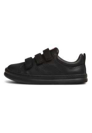 Chaussures en cuir noir avec un bout arrondi, trois bandes Velcro réglables et une finition texturée. La semelle est rembourrée et plate.