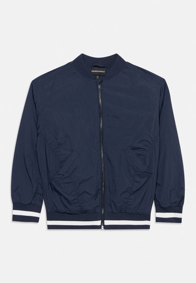 Μπλε ναυτικό μπουφάν bomber με φερμουάρ, με ριμπ γιακά, μανσέτες και τελείωμα με λευκές ρίγες, μπροστινές τσέπες και ελαφρύ ύφασμα.