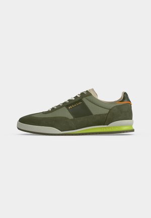 Zielony casualowy sneaker z zamszu i tkaniny z białą podeszwą, żółtym paskiem, sznurowadłami oraz logo PS Paul Smith na boku i podeszwie.