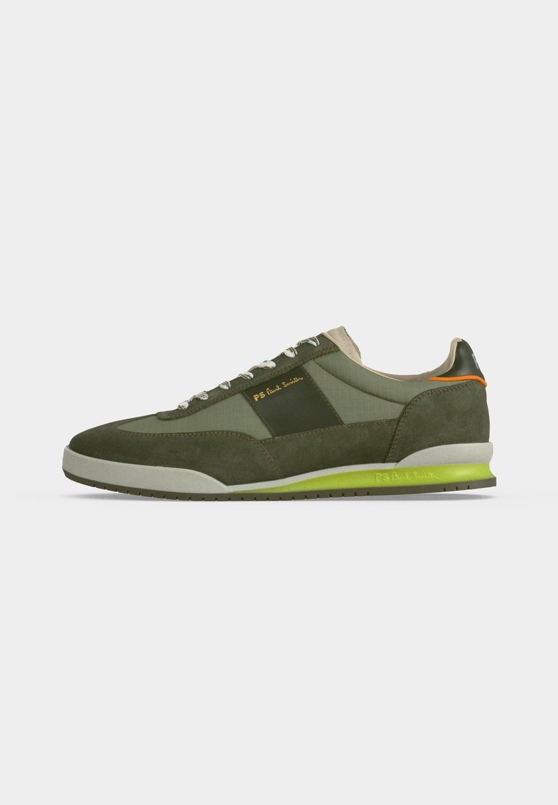 Πράσινα καστόρινα και υφασμάτινα casual sneakers με λευκή σόλα, κίτρινη ρίγα, κορδόνια και λογότυπο PS Paul Smith στο πλάι και στη σόλα.