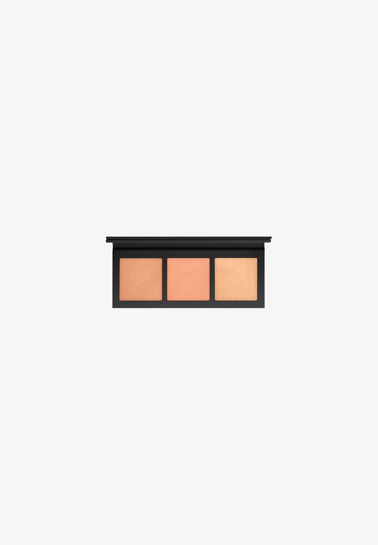 Dreifach-Palette für Make-up mit einem mattschwarzen Gehäuse. Enthält einen tiefen Pfirsichton, weichen Korallenton und einen warmen, goldenen Highlighter. Geschmeidige Textur.