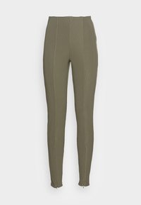 Zielone oliwkowe legginsy w prążki z wysokim stanem i zapięciami na kostkach, wyeksponowane na białym tle.