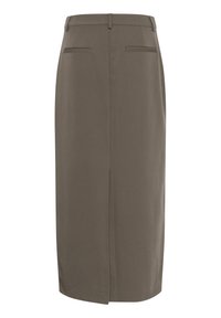 Jupe crayon marron, longueur genou, en tissu texturé ; dotée d'une fente arrière et de deux poches arrière pour une touche de détail supplémentaire.