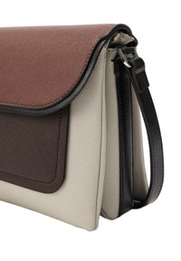 Teksturowana torebka z trójkolorowym wzorem: bordowa górna klapa, ciemnobrązowa część główna i kremowa podstawa. Posiada czarny pasek i skórzane detale.
