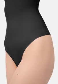 Costume da bagno intero nero con una texture liscia, design a gamba alta e cuciture minime, che mette in risalto una silhouette elegante e aerodinamica.