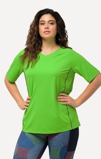Maglietta sportiva verde brillante con scollatura a V, maniche corte e cuciture a contrasto nere. Presenta un tessuto strutturato per la traspirabilità.