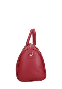 Borsa a mano in pelle rossa di forma arrotondata, con hardware dorato, due manici superiori e chiusura con zip. Finitura testurizzata con interno liscio.