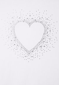 Camicia bianca con un design a forma di cuore tempestato di strass argentati, caratterizzata da un effetto sfumato da denso a diradato intorno alla forma del cuore.
