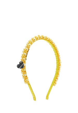 Żółta opaska na głowę ozdobiona skupiskami złotych pereł i małym czarnym serduszkowym zawieszonym po jednej stronie.