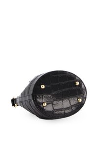 Schwarze Faux-Krokodil-Handtasche mit glänzender Oberfläche, ovaler Form, goldenen Hardware-Akzenten und schützenden Füßen auf der Unterseite.