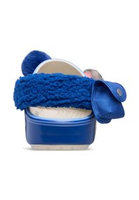 Blaue Slipper mit flauschigem Riemen, Pom-Pom, kleinem angefügtem Beutel und strukturiertem cremeweißem Fußbett, von hinten gezeigt.