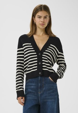 Cardigan rayé noir et crème avec un col en V, cinq boutons et des poignets côtelés. Fabriqué en matériau doux, avec un design court.