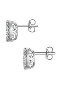 Srebrne ušne naušnice s složenim izrezbarenim dizajnom, sa prozirnim dragim kamenjem duž ruba. Glatka tekstura s poliranim završetkom.