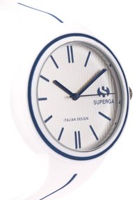 Reloj de silicona blanco con acentos azules, un dial plateado texturizado y marcadores de hora lineales. Presenta el texto "SUPERGA" y "DISEÑO ITALIANO".