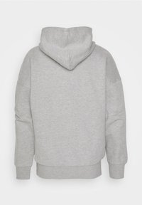Sudadera gris de textura suave, con un corte holgado, mangas largas y capucha con cordón. Sin gráficos ni acentos visibles.